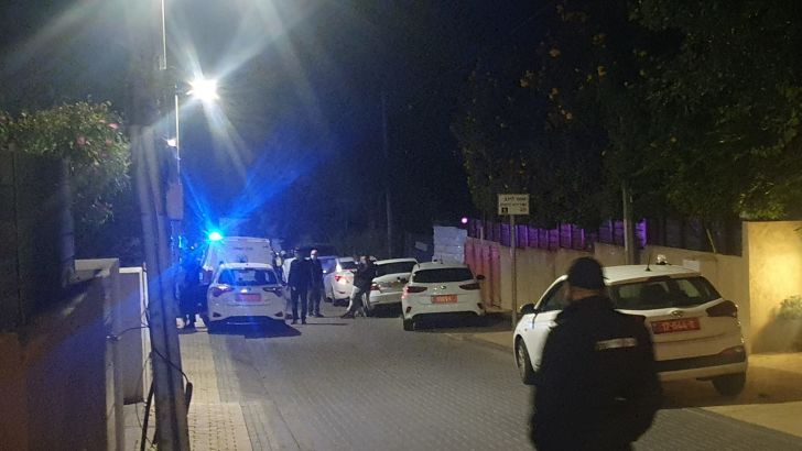 כוחות משטרה מחוץ לביתו של טביב בכפר שמריהו