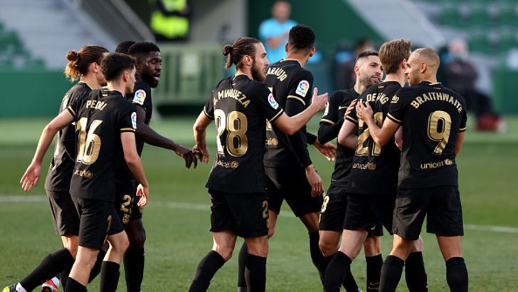 שחקני ברצלונה חוגגים עם דה יונג