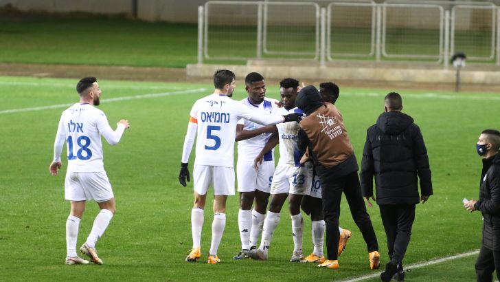 יוג'ין אנסה חוגג עם שחקני קריית שמונה