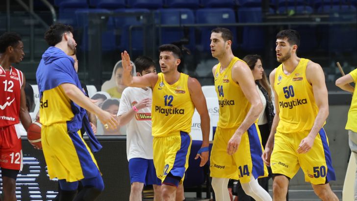 שחקני מכבי ת"א חוגגים