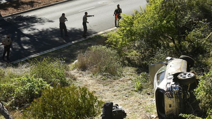 רכבו של טייגר וודס בזירת התאונה