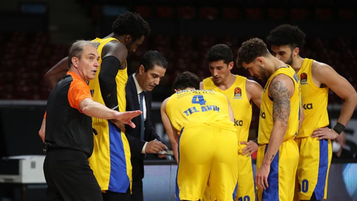 יאניס ספרופולוס ושחקני מכבי תל אביב