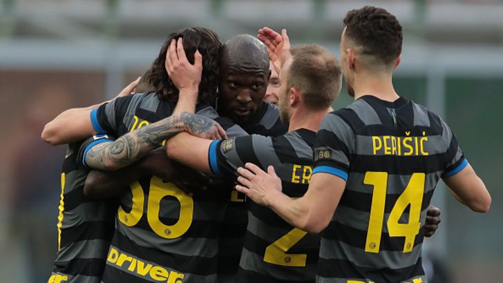 שחקני אינטר חוגגים עם לוקאקו