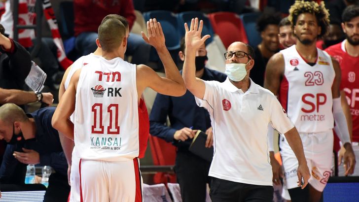 ים מדר חוגג עם אנשי הפועל תל אביב