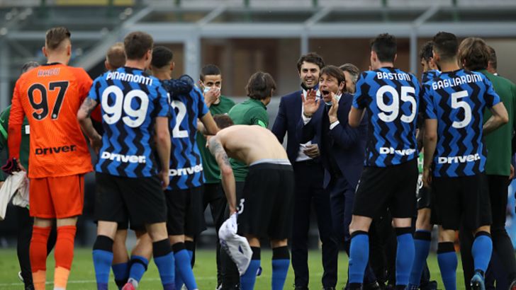 קונטה חוגג עם שחקני אינטר