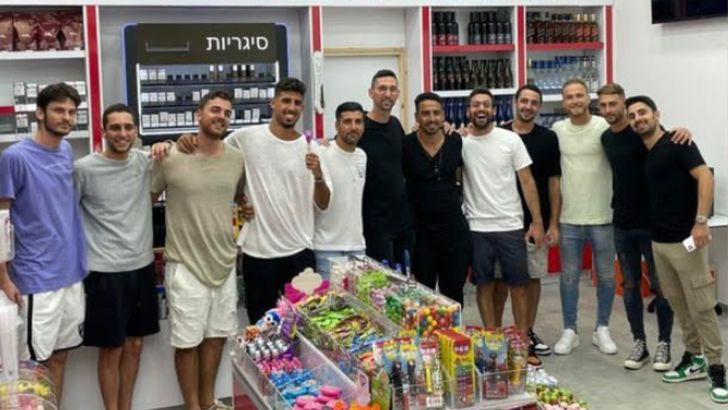 שחקני מכבי ת"א עם עומר אצילי