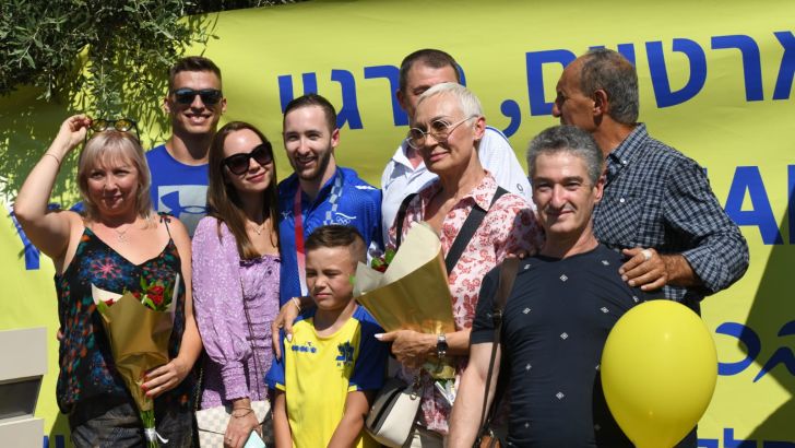 ארטיום דולגופיאט עם בני משפחתו