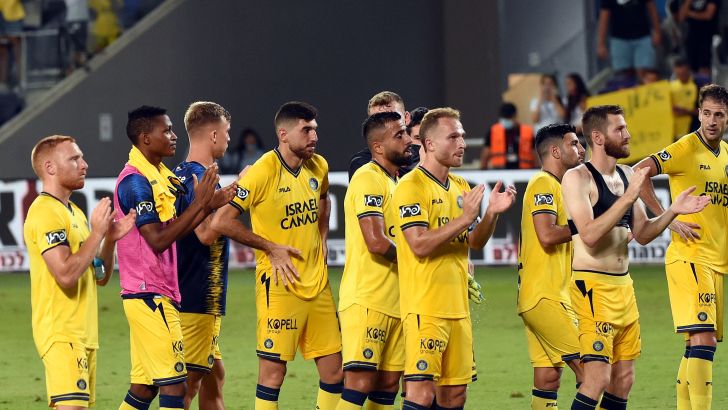 שחקני מכבי תל אביב חוגגים