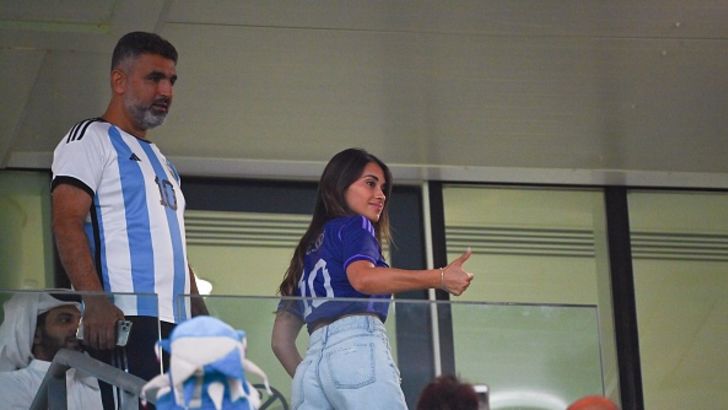 הוא כיכב על המגרש, היא ביציע