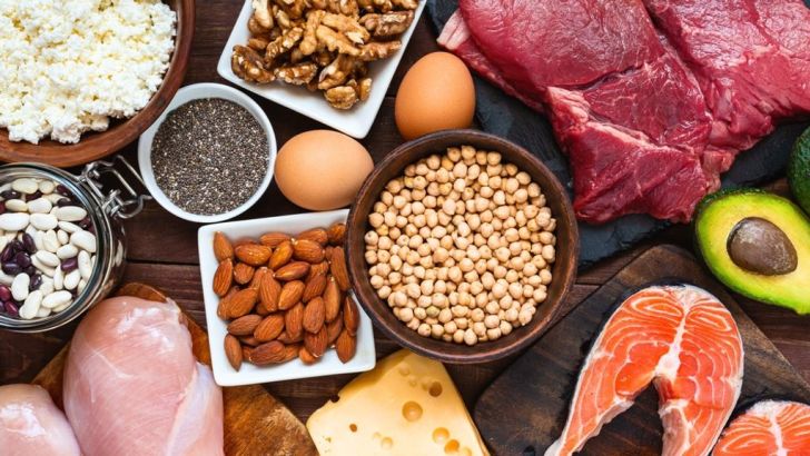 כל מה שצריך לדעת על חלבון: המדריך לשיפור הבריאות והתזונה