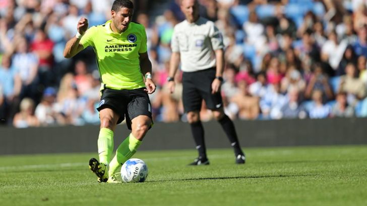 חמד בפעולה. פותח קריירה באנגליה