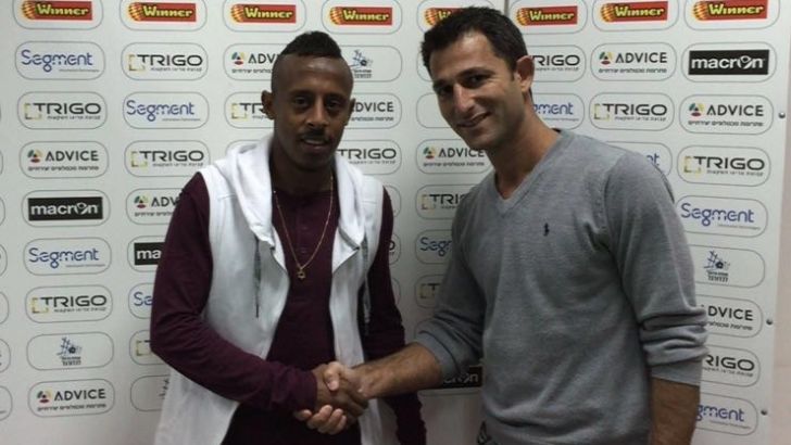 איילה במעמד החתימה