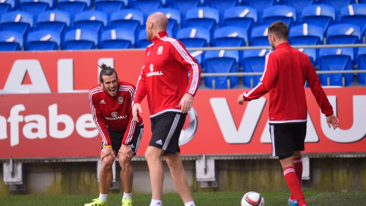 בייל מוצא זמן לצחוק. מחפשים חגיגות