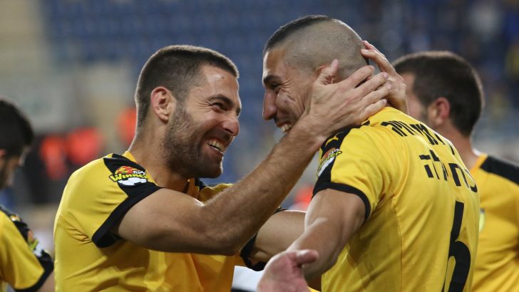 שכטר מרגיש בבית עם כחילה