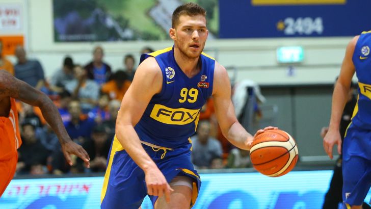 מקל. סוף סוף יש בעל בית בצהוב