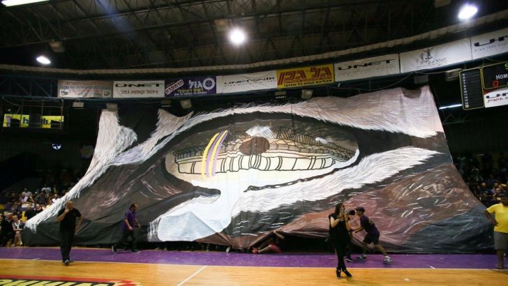 אוהדי חולון במופע פרידה