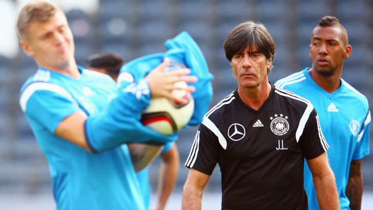 לב וחניכיו באימון. מתח בגרמניה