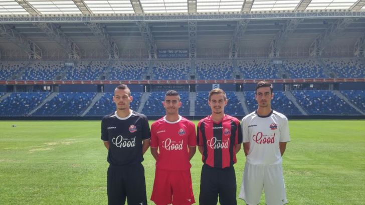 שחקני הבית לאחר חתימת החוזה