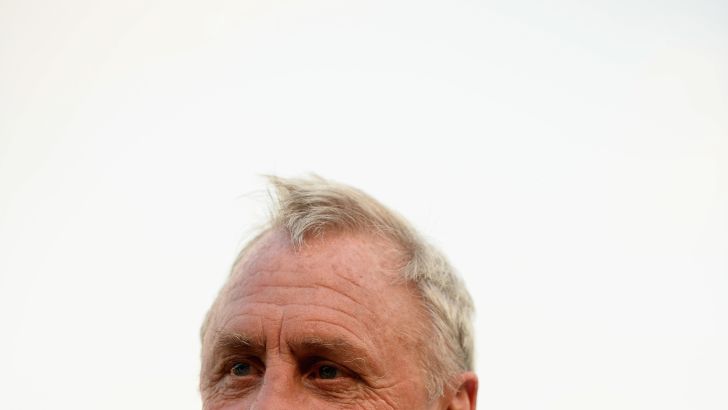 קרויף. מתפללים לבריאותו