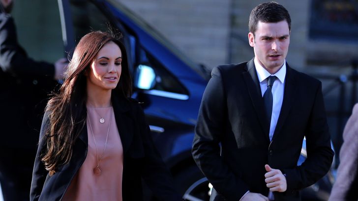 מסתבך. ג'ונסון וחברתו מגיעים לבית המשפט