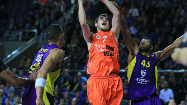 חולון הרימה ראש