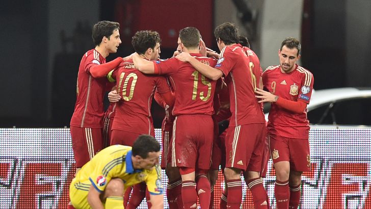 הספרדים מתחבקים. עזרו לסלובקיה