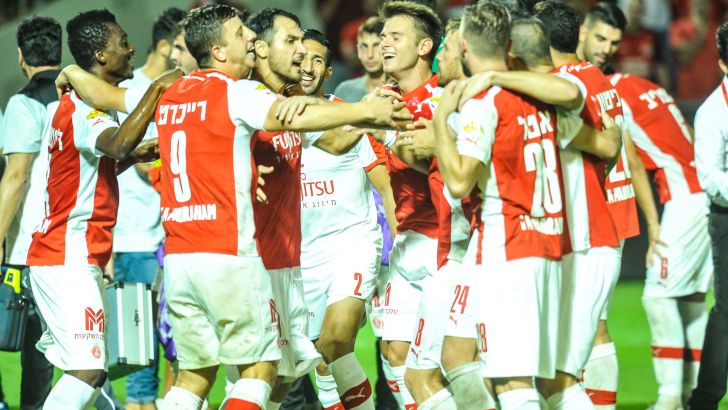 שחקני הפועל חוגגים. הלחץ ירד