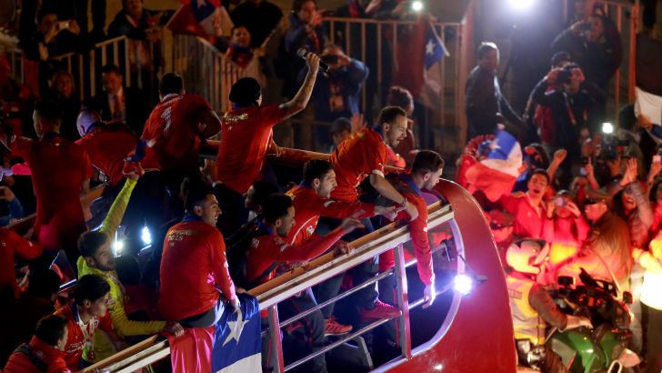 אוהדי צ'ילה חוגגים ברחבות