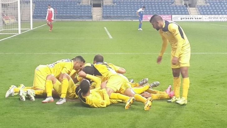 שחקני הרצליה חוגגים. בדרך לליגת העל?