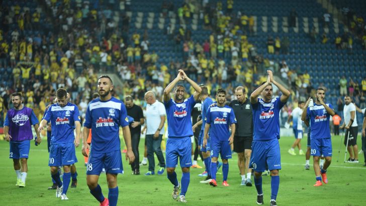 שחקני פת חוגגים את הניצחון