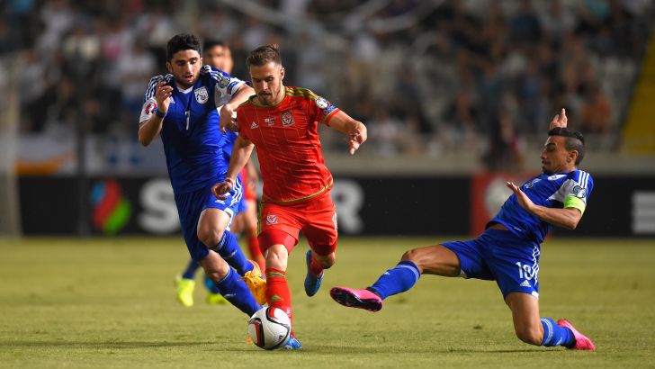 חרלמבידס מתקל את רמזי. גם לקפריסין יש סיכוי לפלייאוף