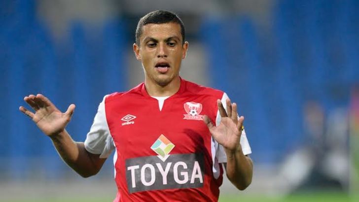 מוגרבי. עוזר המאמן לוחץ עליו