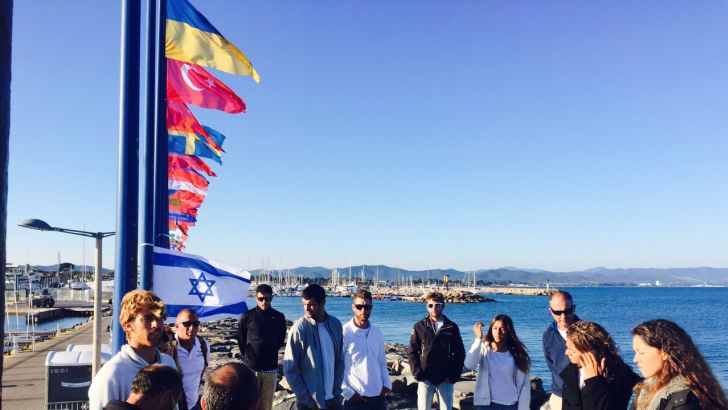 טקס צנוע על שובר הגלים בהייר