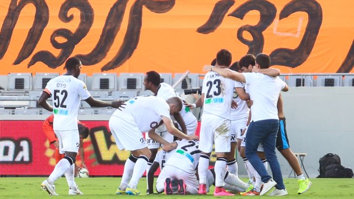 שחקני נתניה חוגגים ניצחון דרמטי