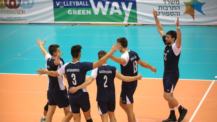 שחקני הנבחרת חוגגים ניצחון בכורה