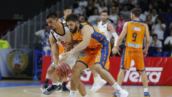 דובלייביץ' נאבק על הכדור עם איון. ניצחון חוץ גדול