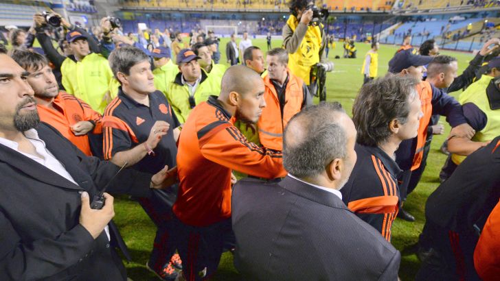 שחקני ריבר מנסים לרדת מהדשא