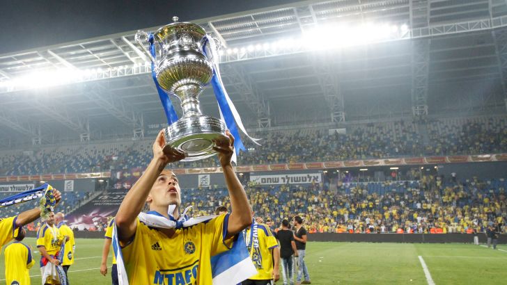 בן חיים עם הגביע. נראה כי לא ייצא לאירופה בשלב זה