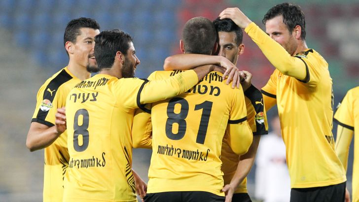 שחקני ביתר ירושלים חוגגים. קבוצת צמרת לגיטימית