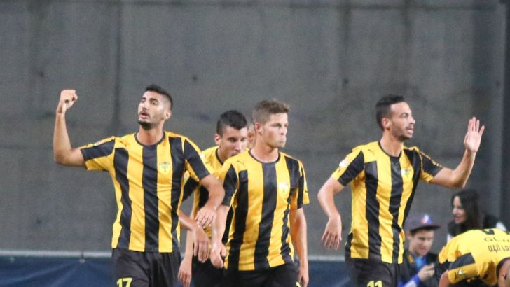 שחקני ביתר חוגגים. רק קבוצה אחת תהיה בבלומפילד