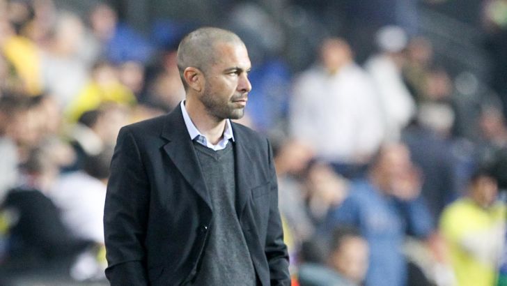 לא עומד עם סטופר או אקדח. לוי