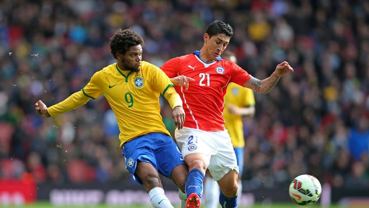 אדריאנו במדי ברזיל. עובר לאדום-שחור של מילאן