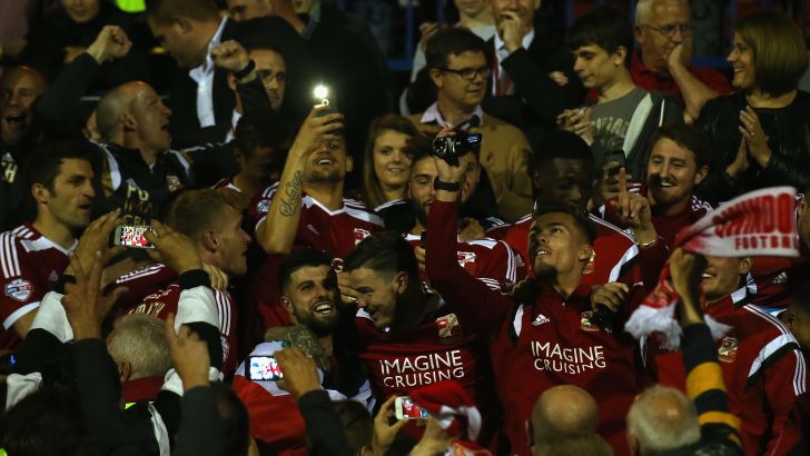 שחקני סווינדון חוגגים כל הדרך לוומבלי