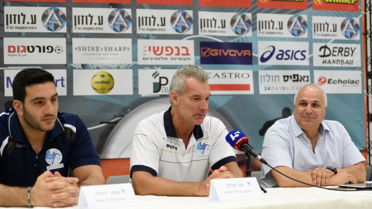 הנבחרת במסיבת העיתונאים. שיהיה בהצלחה