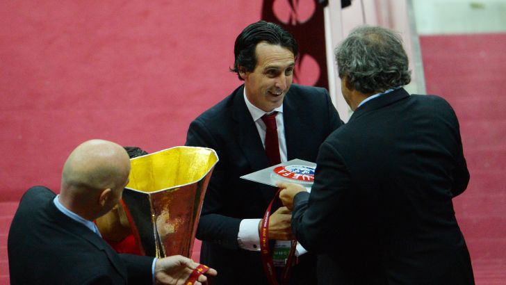 אמרי מקבל כבוד מפלאטיני. השחקנים לוחצים עליו להישאר