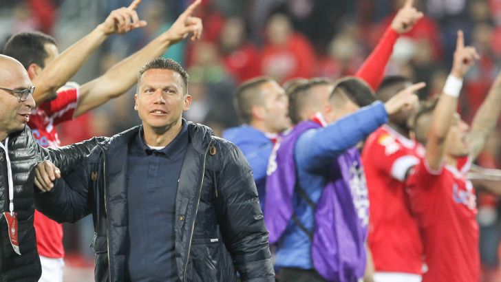 בכר על רקע חגיגות השחקנים. הריצה נמשכת