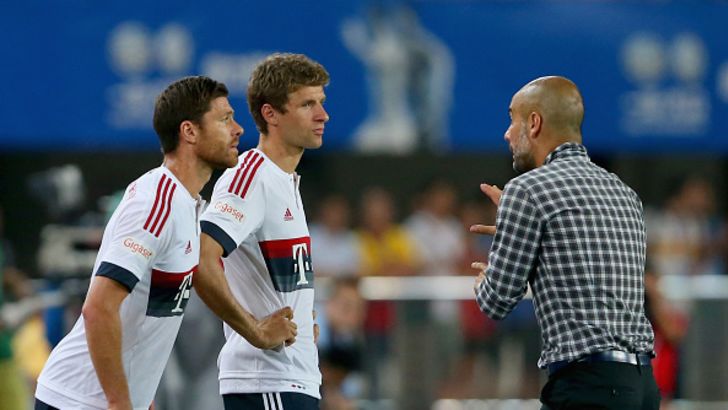 פפ מתדרך את שחקניו. האם ישיג עוד תואר?