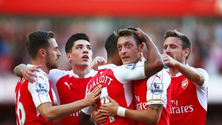 שחקני ארסנל חוגגים. ניצחון ביתי ראשון העונה