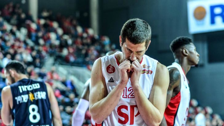 הפנים אומרות הכל. הפסד ביתי לאדומים