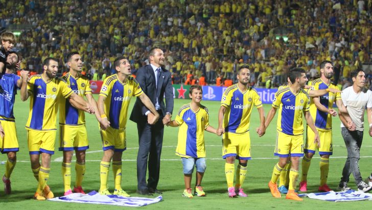 שחקני מכבי תא חוגגים אלופות. רגע מכונן